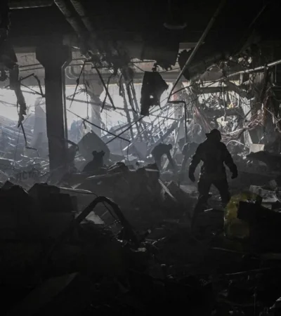 21-03-2022-kiev-un-militar-ucraniano-camina-jpg.