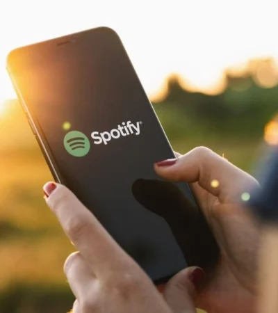 berlingermanyjuly2019womanholdingaiphonexsopening