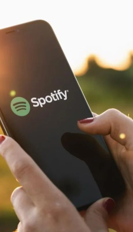 berlingermanyjuly2019womanholdingaiphonexsopening