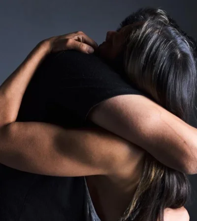 abrazo-nuestro-propio-mundo-jpg.