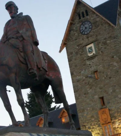 monumento-ecuestre-a-julio-argentino-roca-centro-civico-de-bariloche-jpg.