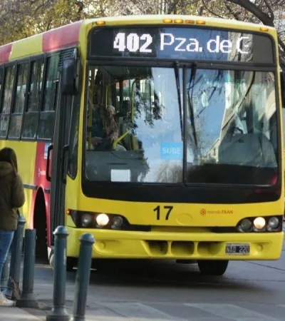El pasaje de colectivo, a 1.000 pesos.