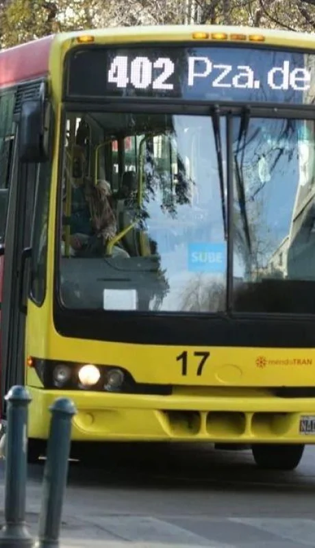 El pasaje de colectivo, a 1.000 pesos.