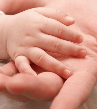 por-que-no-tocar-manos-del-bebe-png.