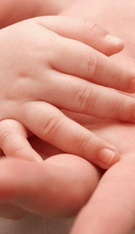 por-que-no-tocar-manos-del-bebe-png.