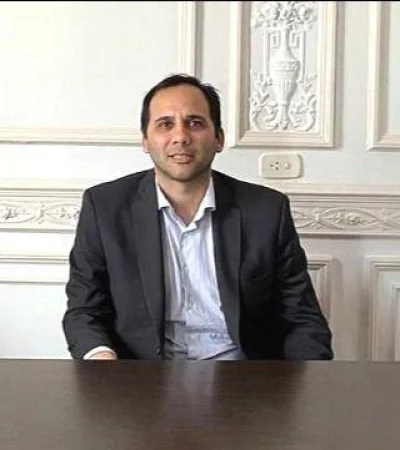 pollera-biografia-cv-batakis-gobierno-economista-vida-png.