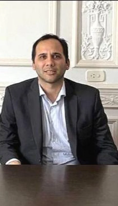 pollera-biografia-cv-batakis-gobierno-economista-vida-png.