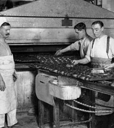 inmigrantes-italianos-panaderia-en-la-decada-de-1920-png.
