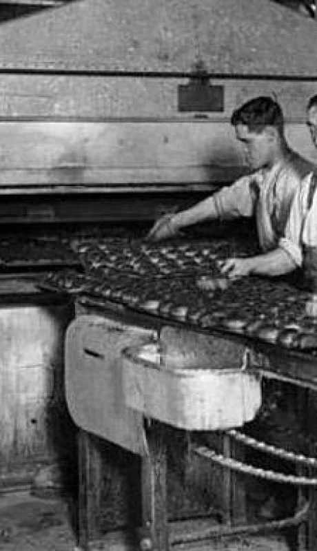 inmigrantes-italianos-panaderia-en-la-decada-de-1920-png.