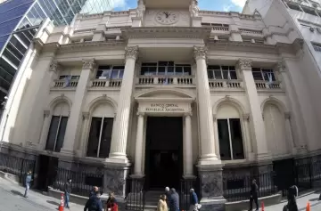 La "supertasa" para frenar el dólar tiene costo para el fisco, industrias y familias