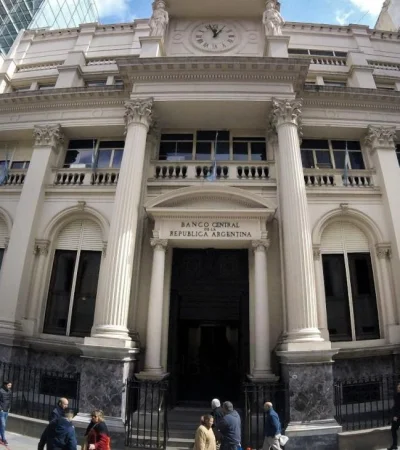 El BCRA convalió "supertasas" para contener el precio del dólar.