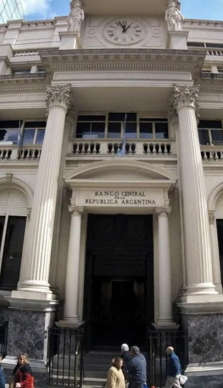 El BCRA convalió "supertasas" para contener el precio del dólar.