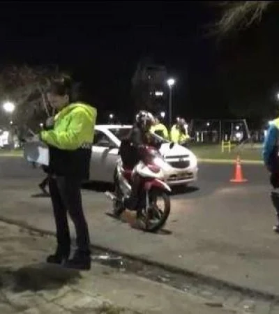 policia-transito-la-plata-borracho-novia-video-jpg.