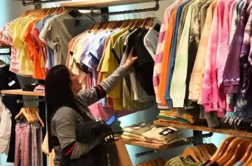 La ropa en Argentina está hasta un 118% más cara que en países vecinos