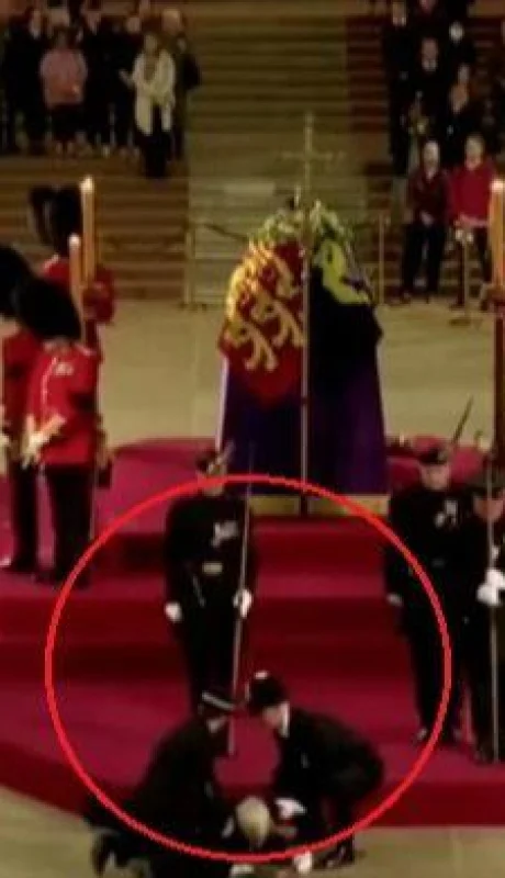 guardia-real-desmayo-caida-isabel-funeral-png.