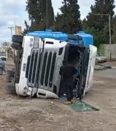 Un camión volcó en la Ruta 7 luego de chocar con un auto municipal