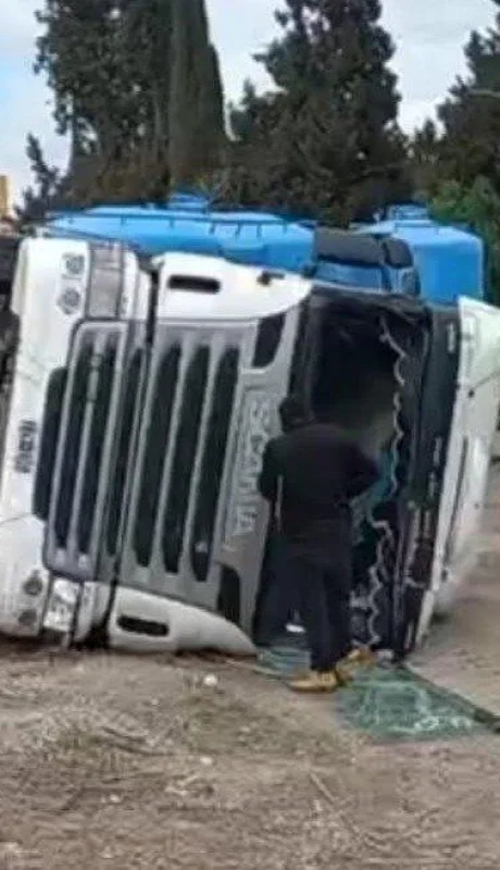Un camión volcó en la Ruta 7 luego de chocar con un auto municipal