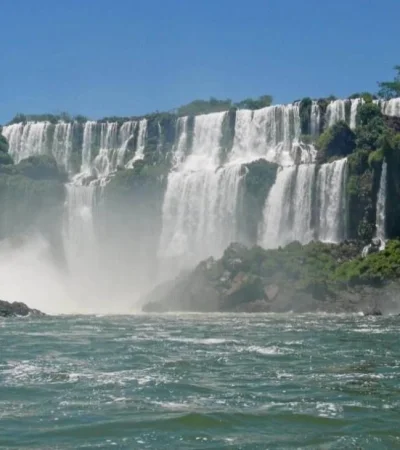 un-turista-cayo-en-las-cataratas-del-iguazu-jpg.