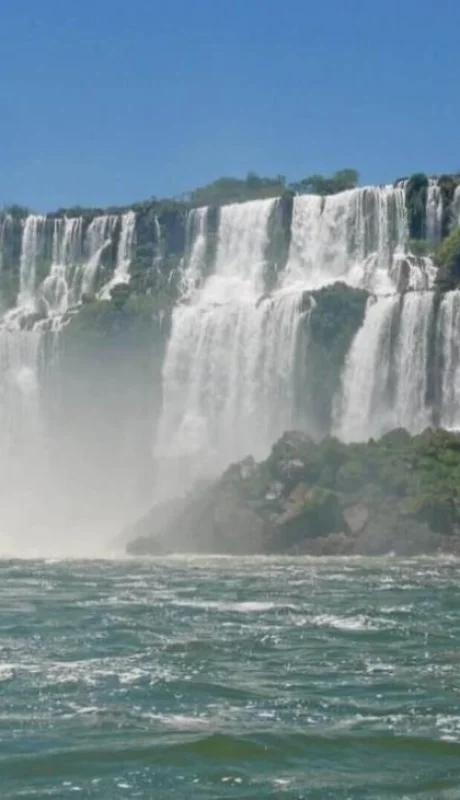 un-turista-cayo-en-las-cataratas-del-iguazu-jpg.