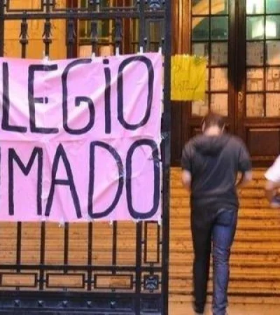 como-influye-la-toma-en-los-colegios-y-la-campana-de-esterilizacion-adolescente-jpg.