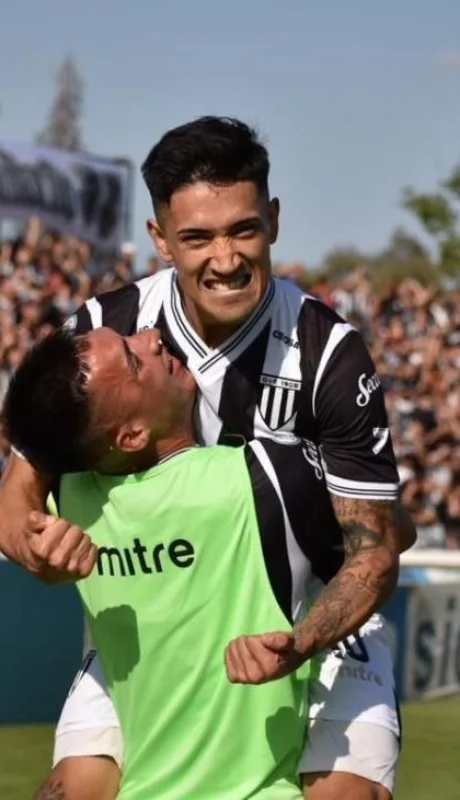 ffs0qyrxwaiasir-jpg.