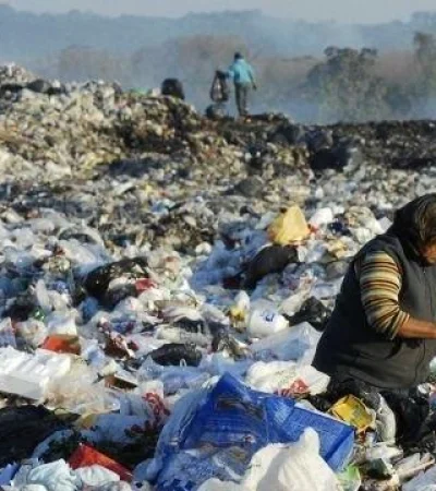 un-menor-murio-aplastado-por-un-camion-de-basura-mientras-buscaba-comida-jpg.