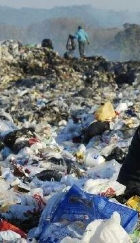 un-menor-murio-aplastado-por-un-camion-de-basura-mientras-buscaba-comida-jpg.