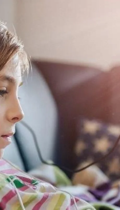 perjucios-de-los-auriculares-en-la-audicion-jpg.