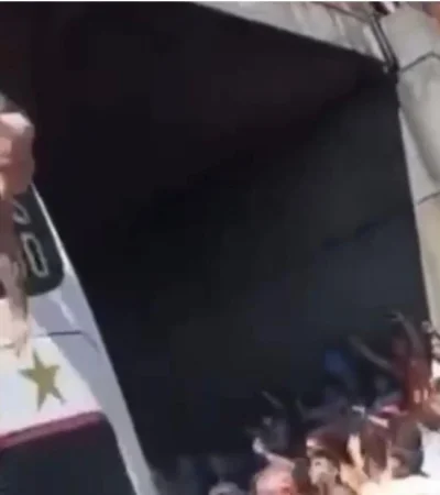 dos-hinchas-se-tiraron-al-micro-de-la-seleccion-jpg.