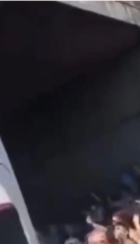 dos-hinchas-se-tiraron-al-micro-de-la-seleccion-jpg.