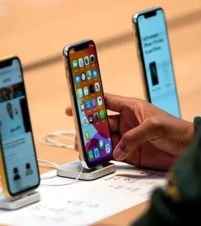 Los celulares duplican el precio respecto a países vecinos