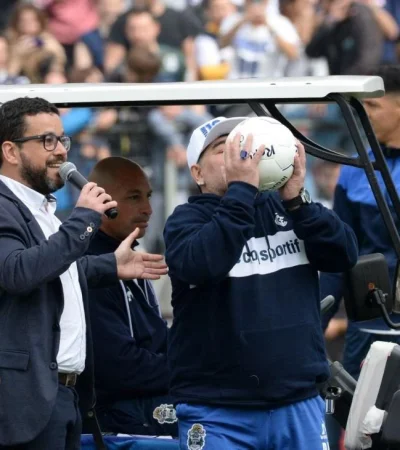 Diego-Maradona-Gimnasia-y-Esgrima-La-Plata