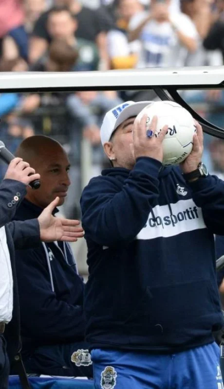 Diego-Maradona-Gimnasia-y-Esgrima-La-Plata