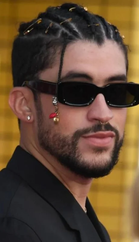 bad-bunny-con-traje-negro-jpg.