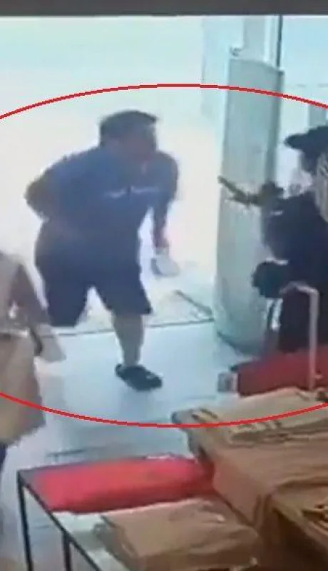 ataque-hombre-policia-mujer-loco-recoleta-video-foto-png.