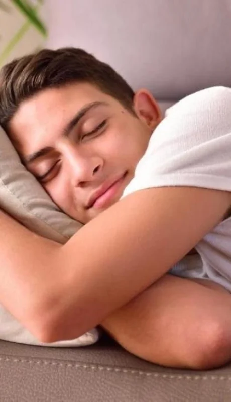 joven-durmiendo-en-el-sofa-jpg.