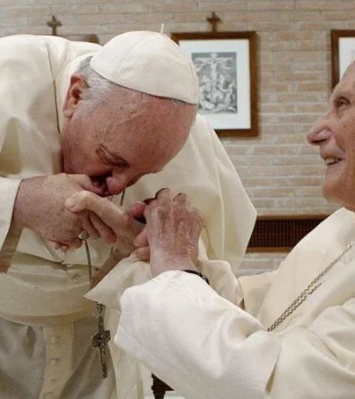 el-papa-francisco-con-benedicto-xvi-20221228-1481150-jpg.