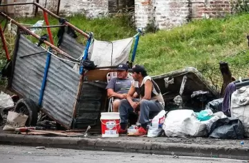 Algunas instituciones señalan que comenzó a bajar la pobreza en Argentina