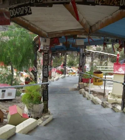 escalera-en-el-santuario-de-la-difunta-correa-jpg.