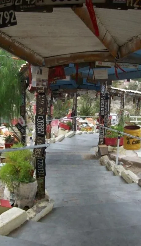 escalera-en-el-santuario-de-la-difunta-correa-jpg.