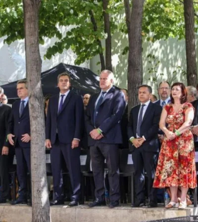 funcionarios-embajada-jpg.