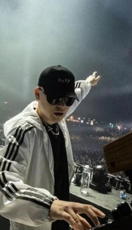 3c1f3adb-6dd0-49db-8f1b-23958b5ea54d-16-9-discover-aspect-ratio-default-0-jpg.