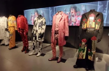 Influencer español maravillado con el 'choripán' y restaurante de la Mona Jiménez