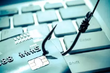 Estafó a su propio abuelo en $6 millones: compró camisetas de fútbol y termos Stanley