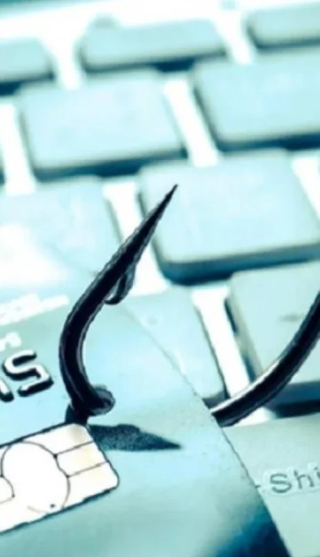 Estafó a su propio abuelo en $6 millones: compró camisetas de fútbol y termos Stanley