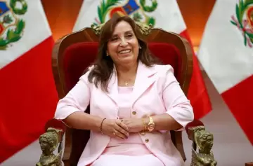 Insólito: la presidente de Perú, Dina Boluarte, se duplicó su sueldo