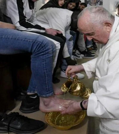 el-papa-francisco-lavo-hoy-los-pies-de-12-jovenes-detenidos-en-roma-20230406-1542346-jpg.