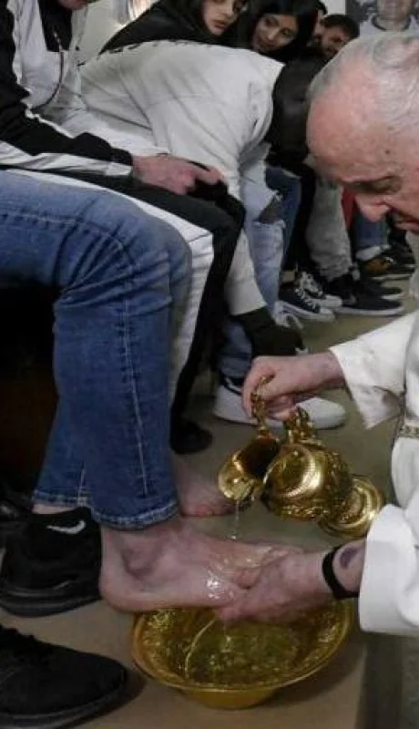 el-papa-francisco-lavo-hoy-los-pies-de-12-jovenes-detenidos-en-roma-20230406-1542346-jpg.
