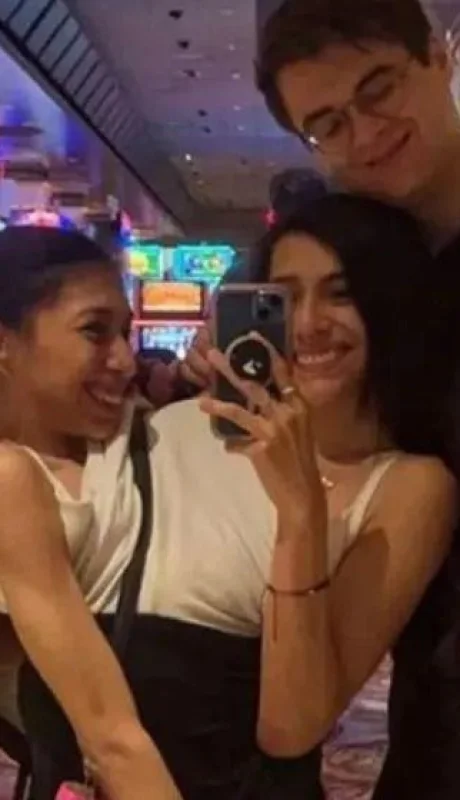 siamesas-famosas-novio-pareja-png.