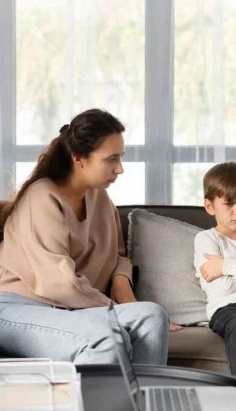 familia-hablando-con-nino-jpg.